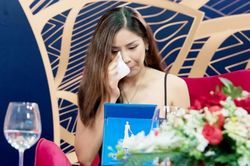 Hoa hậu biển Nguyễn Loan khóc nức nở sau khi mắng em trai gay gắt