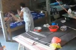 Khởi tố bị can, tạm giam vợ chồng người con bạo hành mẹ già