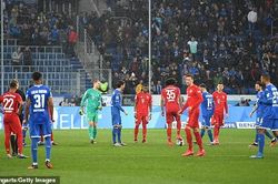 Cầu thủ Bayern và Hoffenheim chuyền bóng qua lại và đứng nói chuyện