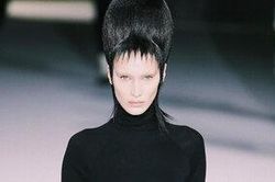 Bella Hadid xấu lạ không nhận ra với tóc búi cao đồ sộ, ăn vận kín mít