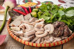 Tin được không, lòng lợn trở thành cao lương mỹ vị, chi đến vài triệu đồng