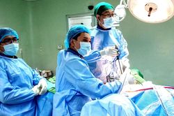 Lấy đầu đạn nằm trong cơ thể cựu binh 51 năm