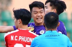 Công Phượng can 2 cầu thủ sắp đánh nhau