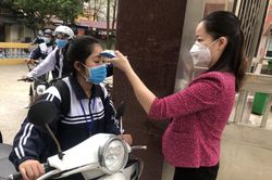 Học sinh Vĩnh Phúc được đo thân nhiệt trước khi vào lớp