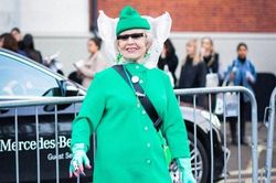 Biến bà lão thành tín đồ thời trang nổi bật nhất London Fashion Week