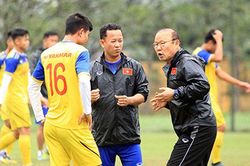Bóng đá Việt Nam: Duy Mạnh chấn thương nặng, thầy Park đau đầu với hàng thủ