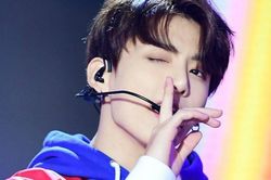 Rụng tim trước những cú nháy mắt 'tán tỉnh' cực tình của em út BTS