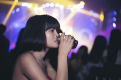 Một ngày, bố em dẫn về người đàn ông sẵn sàng làm bố đứa bé trong bụng chị gái, nhưng vừa nói được vài câu, chị giận dữ đứng dậy bỏ đi