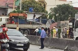 Ô tô tải đâm sập 3 ngôi nhà, tường đổ bên giường ngủ