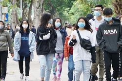Đường lại tấp nập, quán hàng đông đúc, người dân Hà Nội có lơ là phòng Covid - 19?