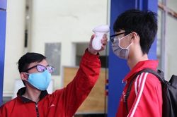 Ngày trở lại trường đầu tiên sau đợt dịch: Sinh viên được đo thân nhiệt, phát khẩu trang
