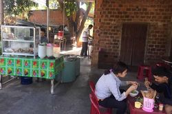 Nuôi 3 người con trưởng thành từ tiền làm thuê