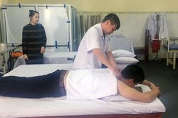 Đẩy mạnh việc áp dụng phương pháp vật lý trị liệu, phục hồi chức năng