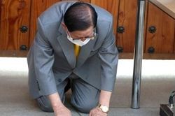 Thủ lĩnh giáo phái Shincheonji quỳ gối xin lỗi người dân Hàn Quốc