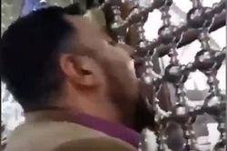 Người dân Iran liếm đền thờ, nói không sợ COVID-19