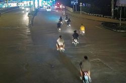 Nhóm 'trẻ trâu' tụ tập nẹt pô, đua xe náo loạn đường phố Hải Phòng