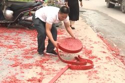 Đám cưới tại Hà Nội đốt pháo đỏ đường