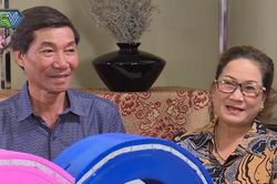 Cha mẹ theo chàng trai đến nơi hẹn hò để được nhìn mặt con dâu