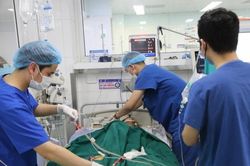 Biến chứng sỏi thận, bệnh nhân được mổ ngay trên giường