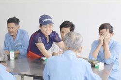 Người đàn bà ung thư nuôi con bại não, 'nhóm lửa' Bếp ăn tình thương