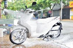 Vì sao không nên rửa xe máy khi động cơ đang còn nóng ?
