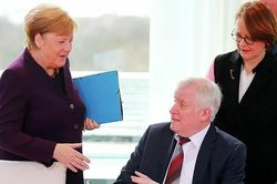 Bất ngờ lý do Bộ trưởng Đức không bắt tay Thủ tướng Merkel