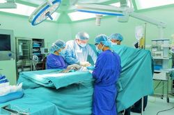 Người phụ nữ mang khối ung thư bằng trọng lượng bé sơ sinh