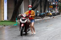 Hà Nội: Mặt đường đầy dầu mỡ, xe máy đổ la liệt trên đường Bùi Thị Xuân