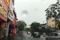 Mưa sầm sập, nhiều tuyến phố Hà Nội ngập sâu