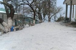 Mưa đá phủ trắng như tuyết ở Lai Châu