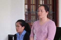 Người chồng xuống tòa để tiễn vợ hờ vào tù