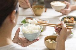 Ăn cơm kiểu này Thần Tài 'nổi giận' bảo sao làm mãi không giàu, xui rủi cả đời