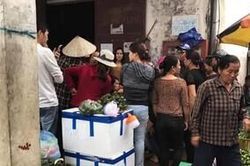 Nghi người phụ nữ 'thôi miên', hàng chục tiểu thương vây bắt giữ