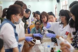 Tập huấn công tác phòng, chống dịch Covid-19 và hướng dẫn làm dung dịch sát khuẩn cho giáo viên