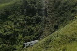 Xe buýt lăn xuống vách núi, hơn 80 người thương vong