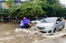 Ô tô 'rẽ sóng' trên phố Thủ đô sau trận mưa đầu mùa