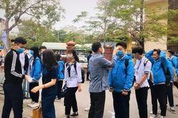Học sinh hào hứng trở lại trường sau thời gian tạm nghỉ