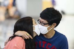 Các đôi ở Hàn Quốc tránh gặp mặt, ôm ấp, hôn môi vì sợ corona