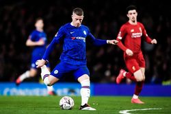 Cú sút xa giúp Chelsea thắng Liverpool 2-0