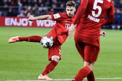 Cú demi-volley xâu kim 2 cầu thủ, giúp Bayern thắng Schalke