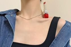 Trào lưu đặt son lên xương quai xanh khoe 'mình hạc xương mai'