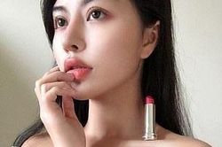 Thử thách đặt son lên xương quai xanh khoe body thon gọn