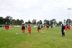 Tuyển nữ hào hứng tập luyện trên đất Australia