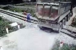 Một nhân viên gác chắn kịp thời ngăn tàu đâm vào ô tô chết máy trên đường ray