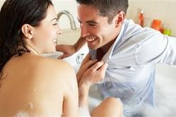 Sự thật về 'tiền thưởng' của bà chủ độc thân giàu có cho chồng