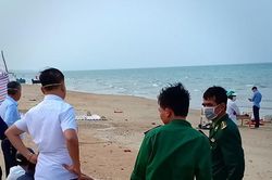 Tìm danh tính người đàn ông cổ đeo dây kim loại chết trên biển