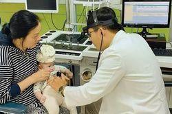 Cứu kịp thời bé gái 8 tháng tuổi nuốt phải mảnh vỡ thủy tinh sắt nhọn của ống thuốc