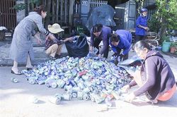 'Biến rác thải thành tiền' để giúp đỡ người nghèo