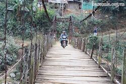 Cần nâng cấp cây cầu treo bản Suối Lèo