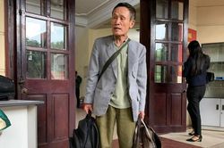 Ông Hiệp 'khùng' mang theo 2 ba lô tài liệu đến tòa sáng nay